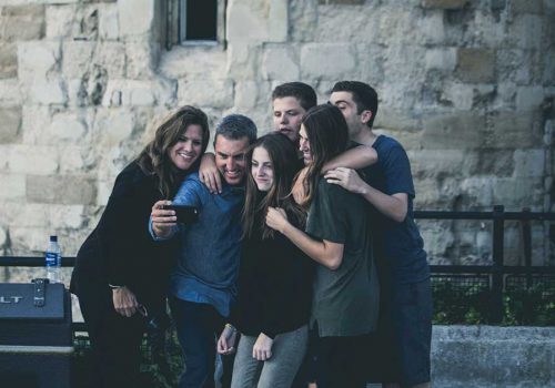 Famille prenant un selfie