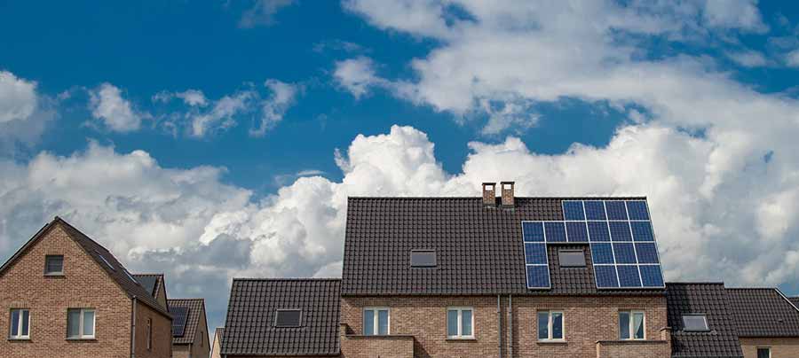 Panneaux solaires sur toit d'une maison