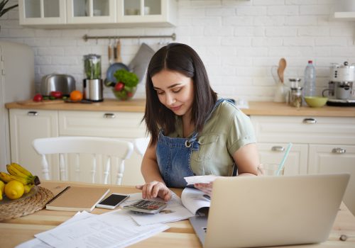 Jeune femme faisant rigoureusement son budget