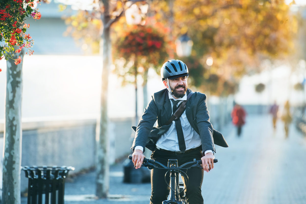 Zakenman op elektrische fiets