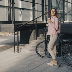 Jeune femme à côté de son vélo électrique