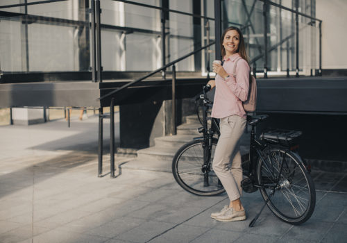 Jeune femme à côté de son vélo électrique