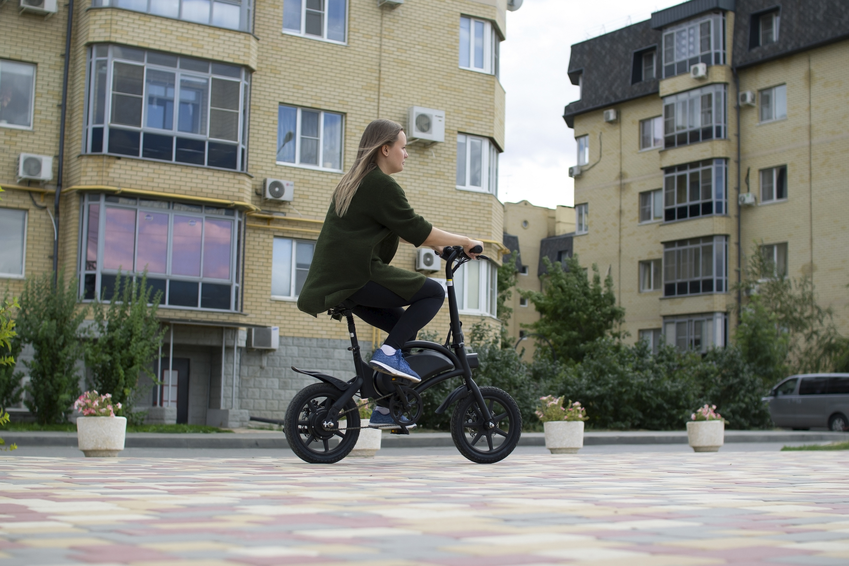 Jonge vrouw fietsend op elektrische plooifiets