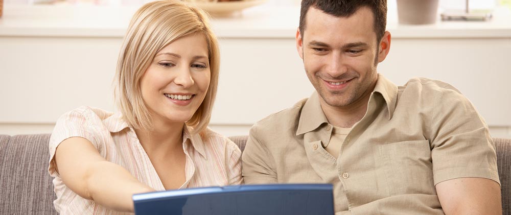 Couple utilisant leur ordinateur
