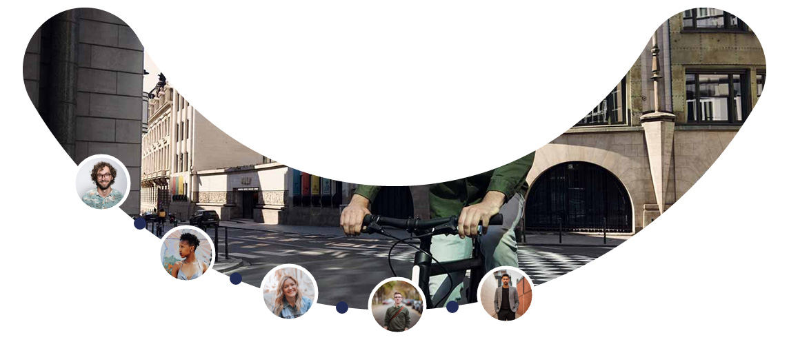 boomerang met gewone mensen en man op fiets