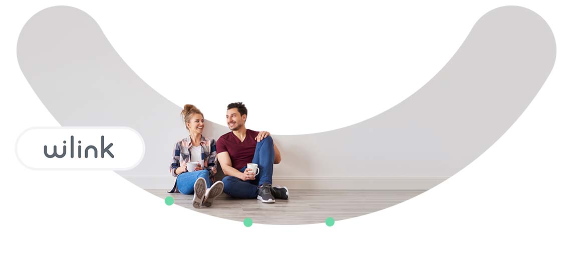 Couple assis dans leur maison - Logo Wilink