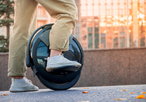 Personne qui monte sur une gyroroue, un nouveau moyen de transport