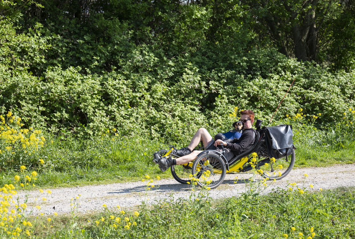 Homme sur un vélo couché