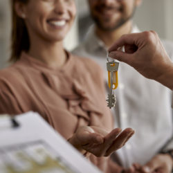 Couple recevant les clés de son appartement de location après avoir établi tous les frais