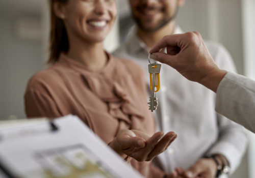 Couple recevant les clés de son appartement de location après avoir établi tous les frais