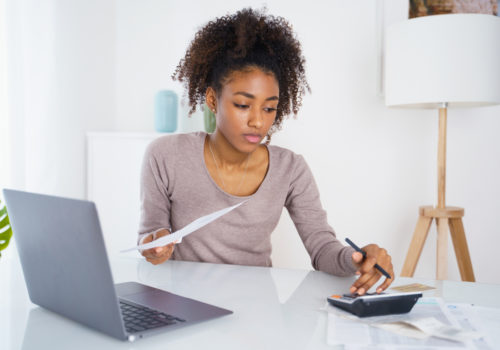 Femme qui fait un prêt étudiant sans garant