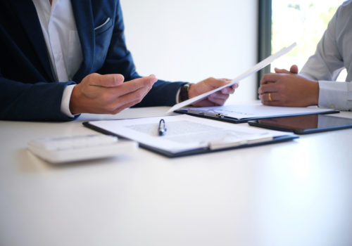 Conseiller en train d'expliquer l'assurance pour regroupement de crédits