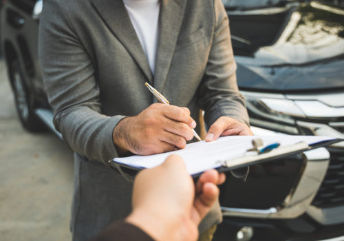 Homme qui signe un contrat de crédit bail ou de leasing