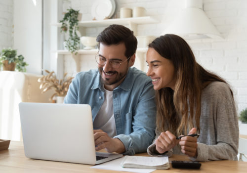 Couple en train de calculer le coût de son crédit à la consommation