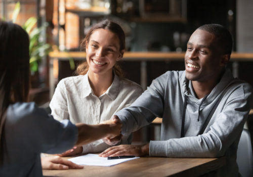 Couple qui répond aux conditions d'acceptation pour un crédit à la consommation