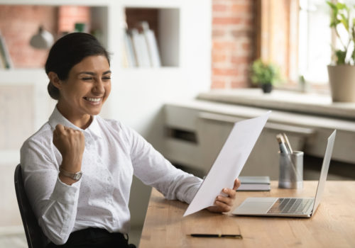 Femme qui a obtenu un crédit sans apport pour sa création d'entreprise