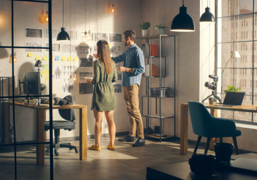 Couple qui cherche à déduire leur prêt travaux