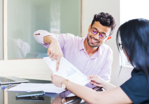 Homme qui calcule le besoin en financement de son fond de roulement