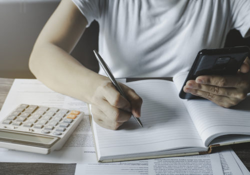 Femme qui calcule le montant maximum de son prêt personnel