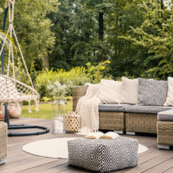 Terrasse avec un bel aménagement extérieur