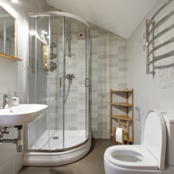 Petite salle de bain dont l'aménagement est réussi