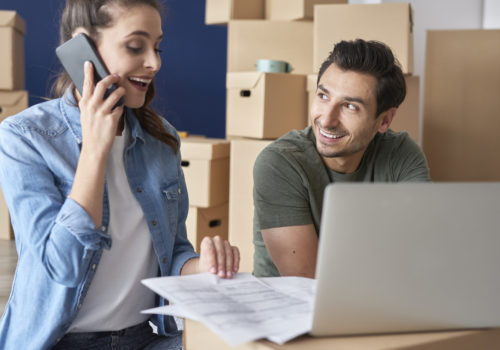 Couple qui prévient sa banque de son changement d'adresse