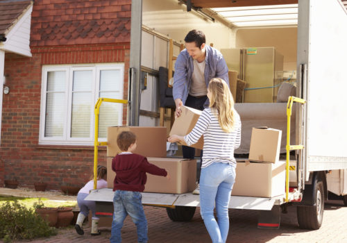 Famille qui déménage grâce à une prime