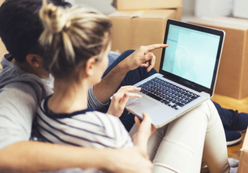 Couple qui organise le déménagement de leur Internet