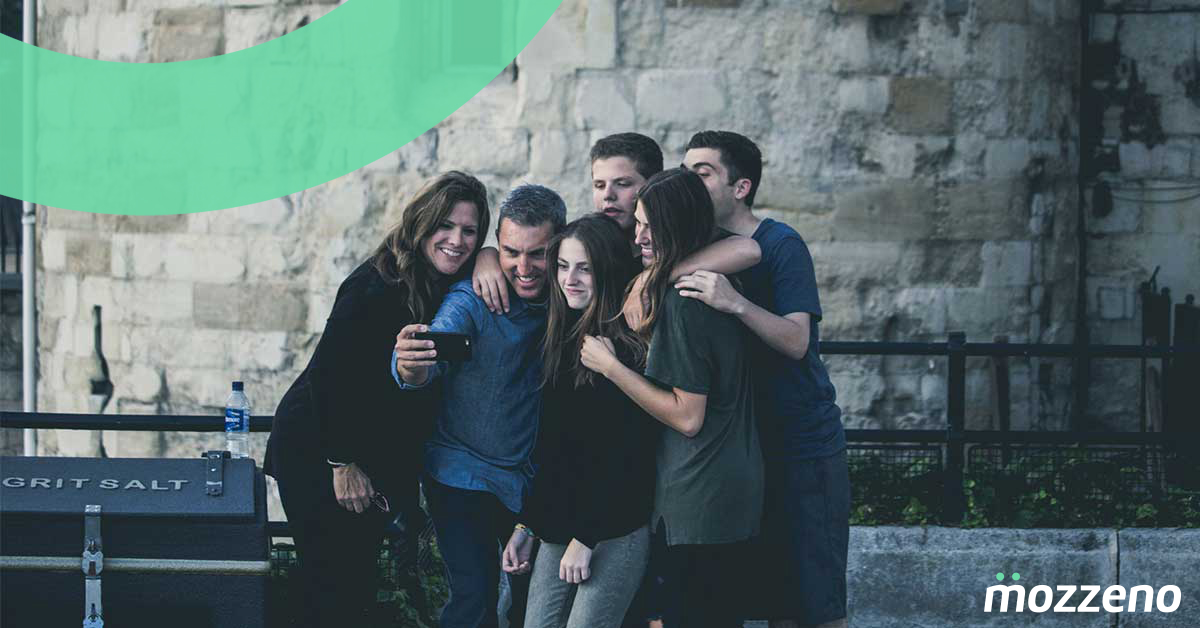Une famille prenant une photo