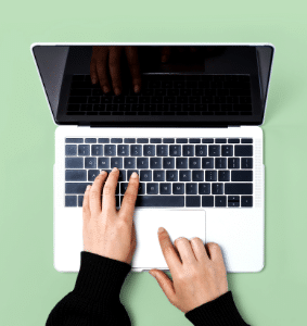 mains sur un ordinateur, personne qui recherche un prêt mozzeno