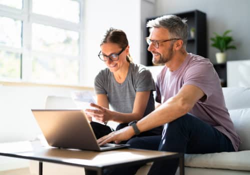 Couple à la recherche d'un crédit adapté en Belgique