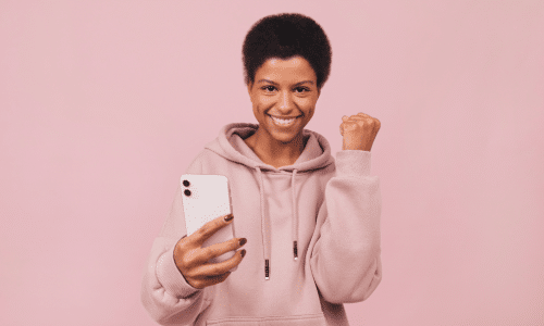 femme heureuse d'avoir obtenu une récompense pour remboursement parfait