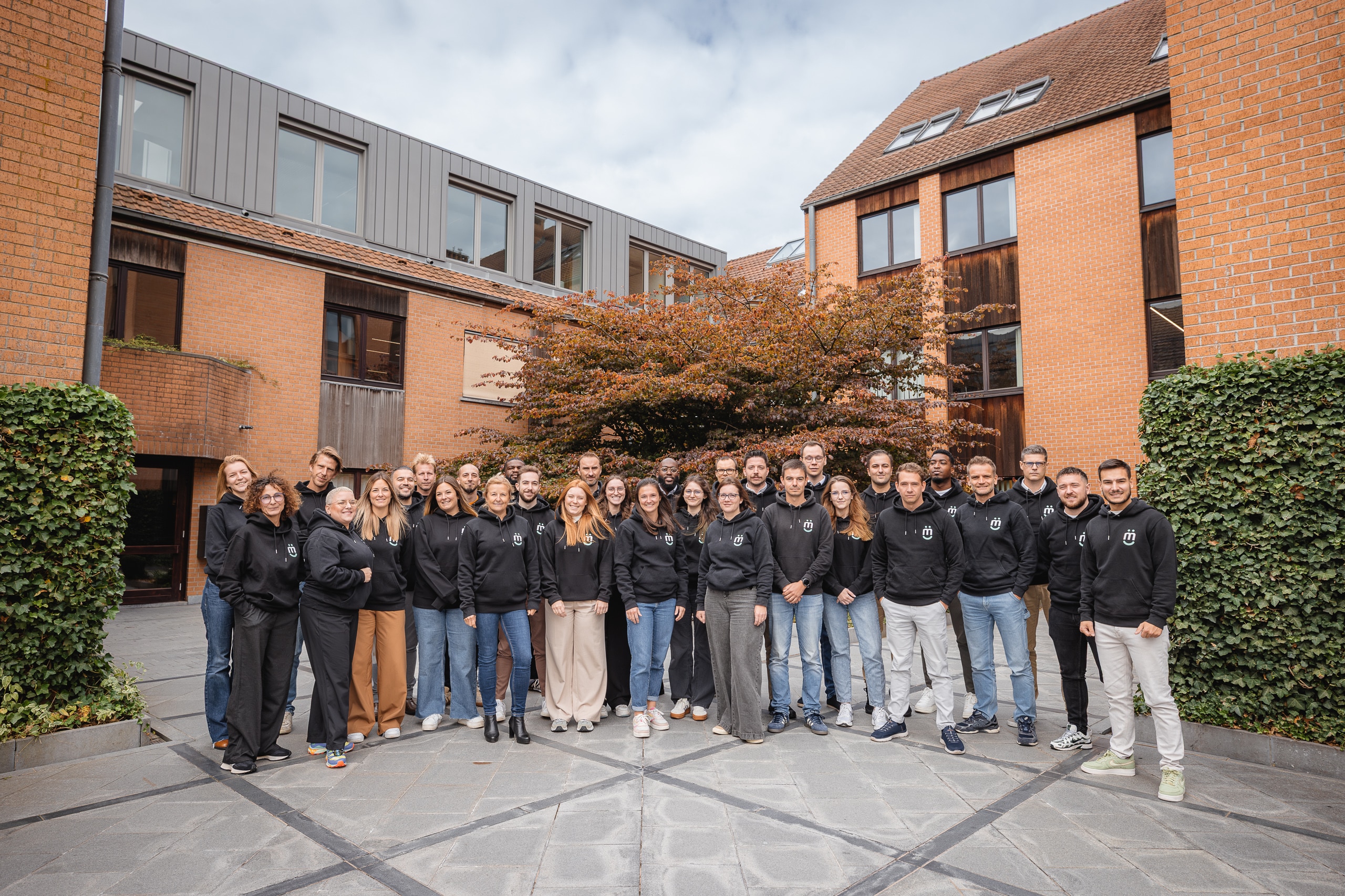 foto van het Mozzeno-team buiten - 2025